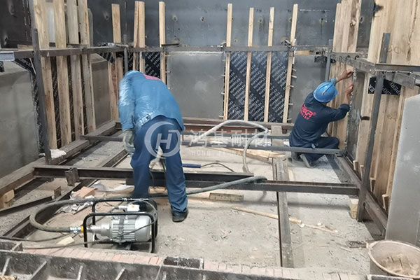 苏州慧金20T熔铝炉施工