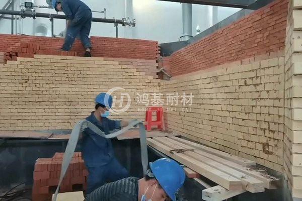 苏州慧金熔铝炉墙体搭建