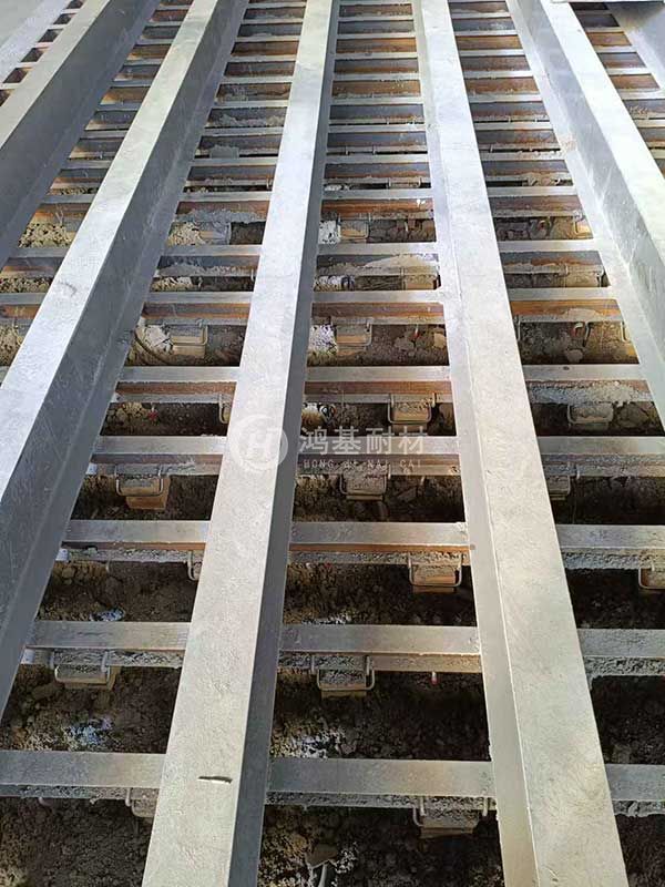 铝熔炼炉原耐火层拆除